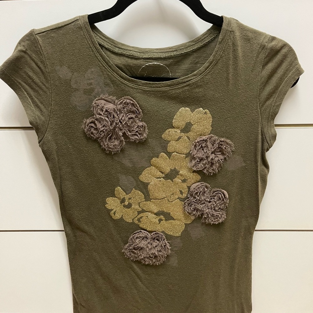 Inc t shirt. Small. Khaki w/tans,gold. Raised flower, Cap sleeves